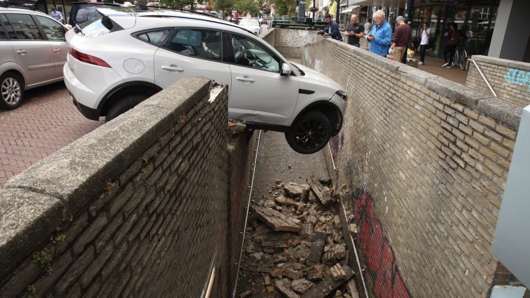 Levensgevaarlijke situatie in Herenstraat nadat auto door muur voetgangerstunnel rijdt