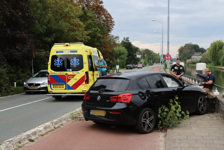 Auto schiet van fietspad en botst op muurtje langs Westvlietweg