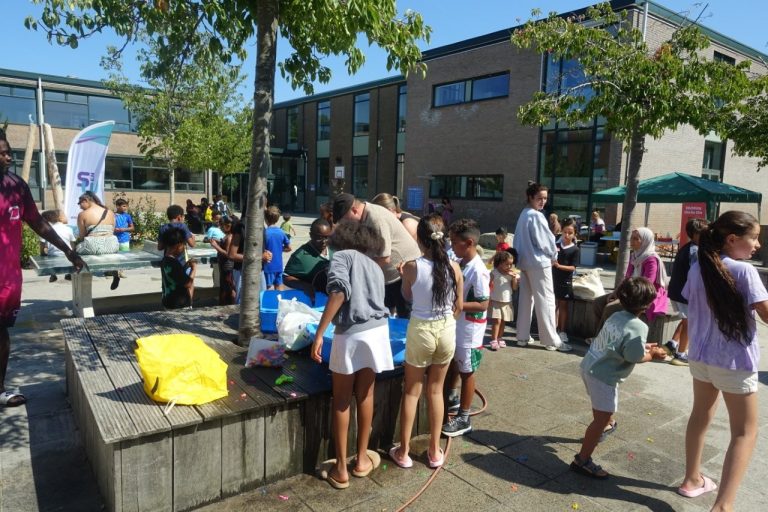 Kinderen genieten van waterpret bij De Groene Loper in Voorburg