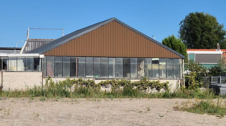 Bouw van elf woningen in Pijnacker ligt stil na bezwaar van ondernemer