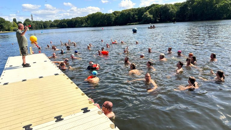 Meer dan 180 zwemmers duiken het Meer van Te Werve in tijdens Tour de Put