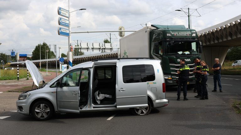 Gewonden bij botsing tussen taxibusje en vrachtwagen Laan van Hoornwijck