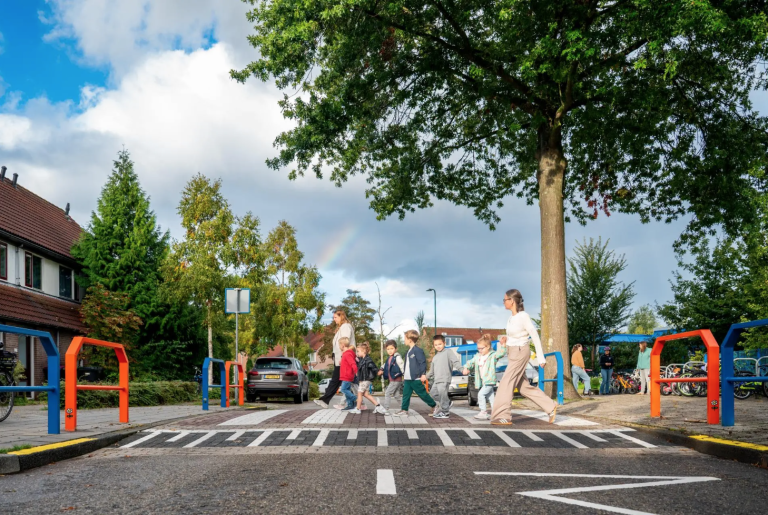 Opvallende Nijntjepalen moeten automobilisten bij scholen waarschuwen
