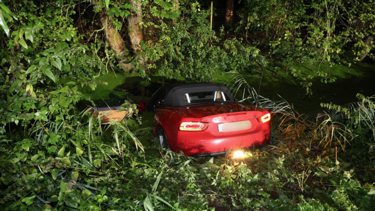 Auto belandt in water bij Vlietlanden