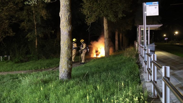 Scooter volledig uitgebrand bij tramhalte Eikelenburg