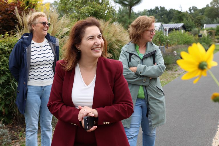 Burgemeester Huri Sahin haalt goede jeugdherinneringen op tijdens bezoek aan volkstuinen