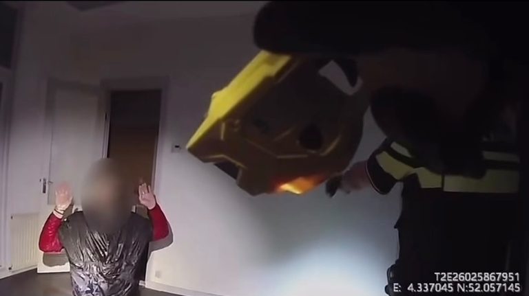 Bloedsporen en beschadigde deur leiden politie naar woning aan Haagweg