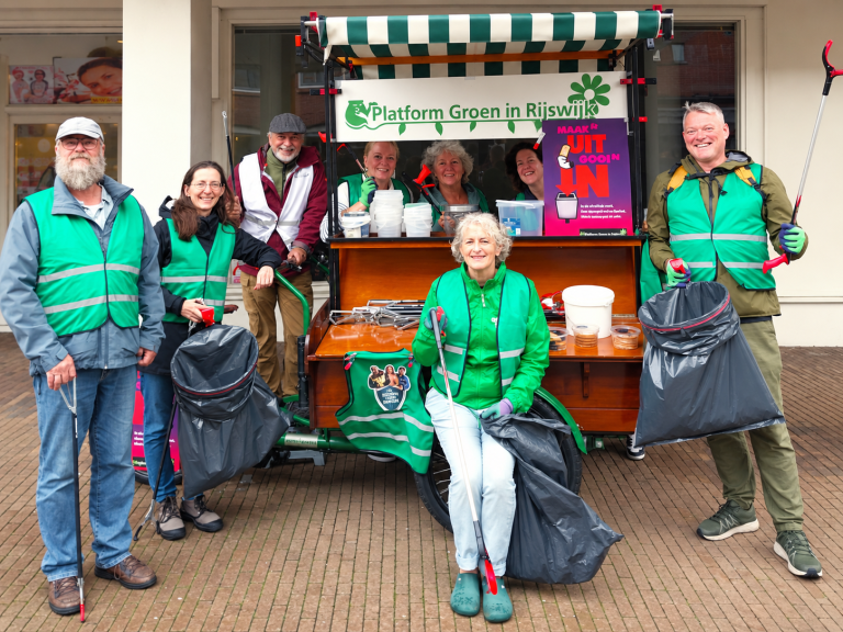 Vrijwilligers maken Rijswijk schoon en rapen 500 peuken op