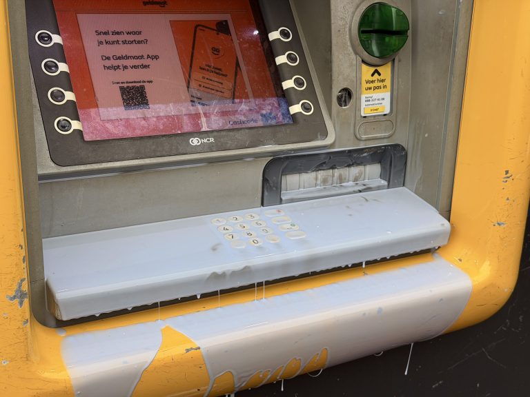 Geldautomaat besmeurd met grijze substantie in Nootdorp
