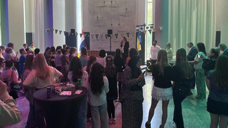 Kinderrechtenambassadeurs Rijswijk vieren tien jaar meepraten met de gemeente