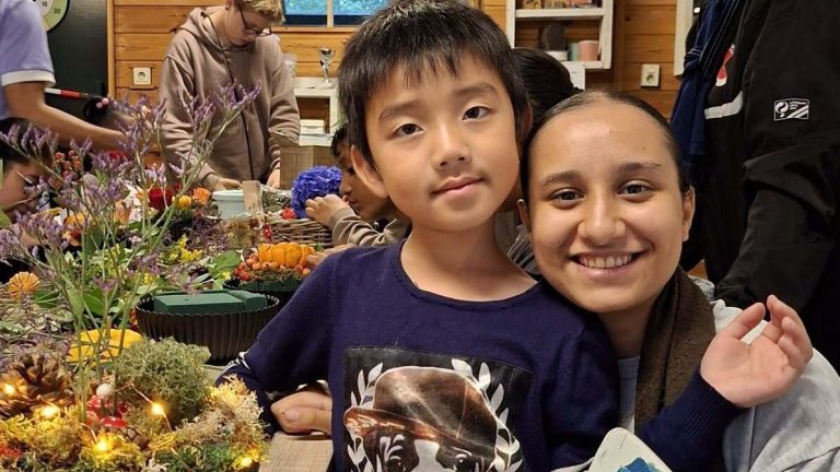 Kinderen van Don Bosco maken herfststukjes voor bewoners hospice