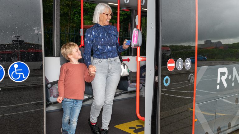 Kinderen reizen gratis met de bus in de herfstvakantie