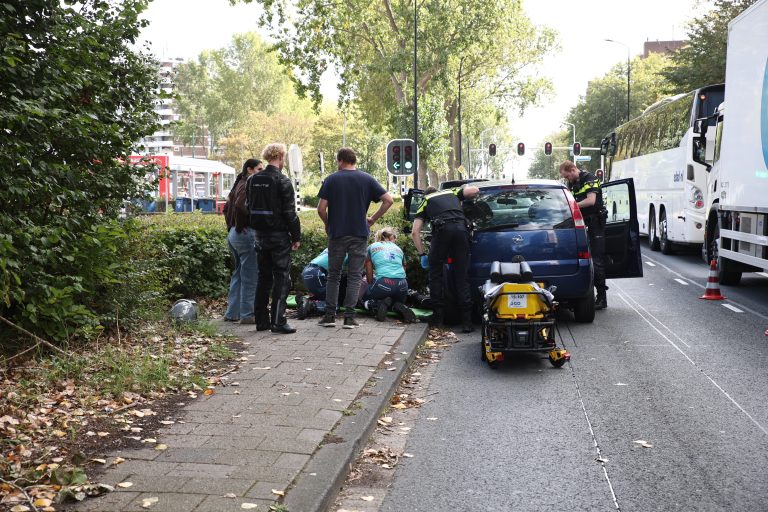 Automobiliste gewond nadat auto van weg raakt op Prinses Beatrixlaan