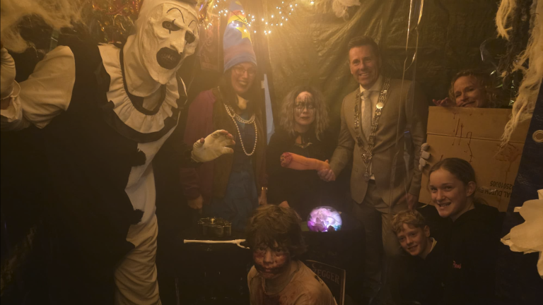 Drie kinderen brengen Delfgauw samen met Halloweentocht
