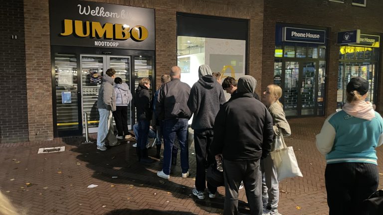 Pokémonkaarten vliegen de deur uit bij Jumbo in Nootdorp, lange rij al voor opening