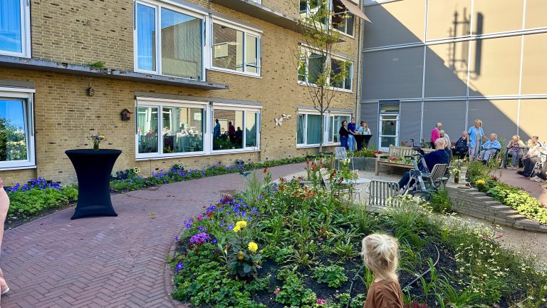 Veenhage opent nieuwe binnentuin voor bewoners met dementie