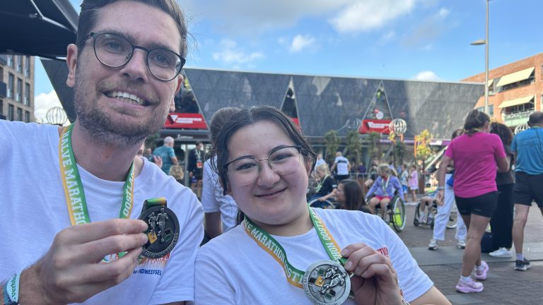 Lowie en Syenne genieten samen van Run4All: "Plezier en genieten"