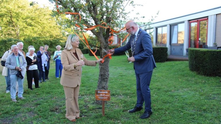 Burgemeester onthult jubileumboom bij Hospice Het Vliethuys in Voorburg
