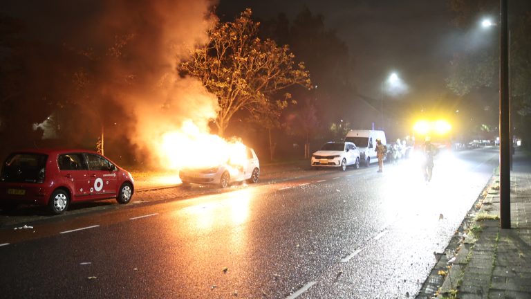 Volkswagen volledig uitgebrand na autobrand in Rijswijk, meerdere explosies gehoord