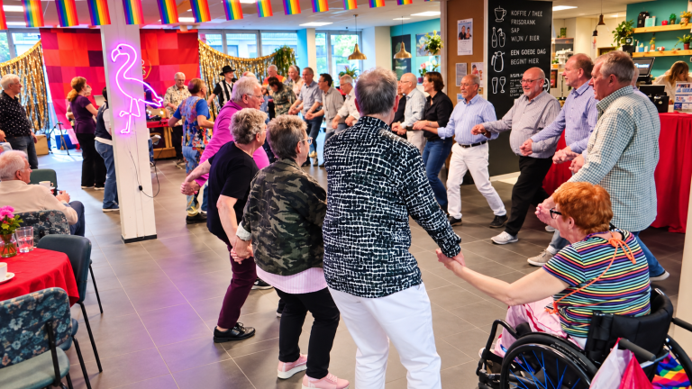 Muziek, dans en ontmoeting tijdens Roze Plus-feest in Leidschendam