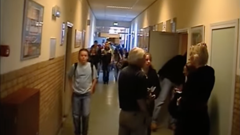 Roze koeken, schoolfeesten en eerste liefdes: Voorburgse oud-leerlingen kunnen weer terug naar hun middelbareschooltijd