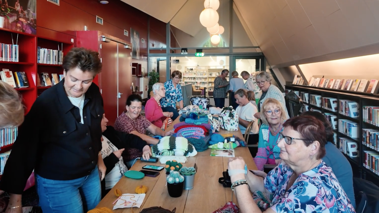 Haken voor het goede doel tijdens Haakcafé Blijf Aangehaakt