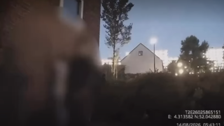 Twee jongens op scooter slaan op de vlucht voor politie en verstoppen zich in bosjes