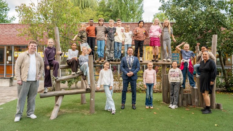Van broodjes tot toekomstdromen: burgemeester ontbijt met groep 6 van de Sint Jozefschool