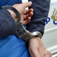 Politie houdt jongen met vuurwapen aan