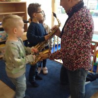 Muzikanten op bezoek bij kindercentrum Femke Dak