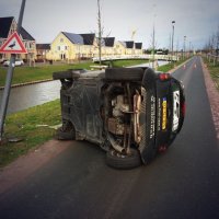 Auto op z’n kant in RijswijkBuiten