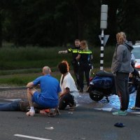 Automobilist rijdt scooterrijder aan en rijdt door