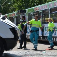 Busje tegen tram op de Burgemeester Elsenlaan