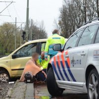 Auto raakt van de weg na manoeuvre met handrem