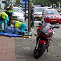 Motorrijder na val op Burgemeester Elsenlaan naar ziekenhuis