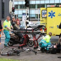 Fietsster geschept door auto op Prinses Beatrixlaan