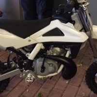 Man laat zoontje (4) op snelle minibike rijden