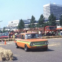 Races rijden op parkeerterrein winkelcentrum In de Bogaard