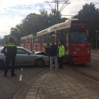 Tram en auto botsen: één gewonde Op de van Vredenburchweg in Rijswijk, t