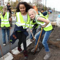 Scholieren planten struiken op nieuwe Haagweg