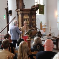 Eerste catalogus Papier Biënnale voor wethouder Marloes Borsboom