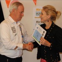 Cadeaucheque van wethouder Borsboom voor het Praethuys