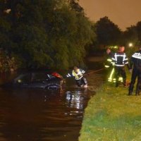 Auto te water aan Rijswijkse Klaroenstraat