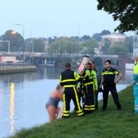 Vrouw neemt koele duik in de Vliet in Rijswijk