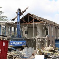 Piramide school wordt gesloopt