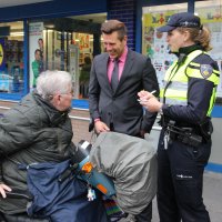 Wethouder Bjorn Lugthart met ideeënbus de wijk in
