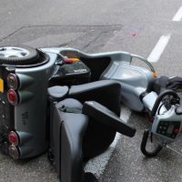 Vrouw onder haar eigen scootmobiel