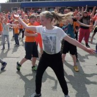 Wethouder Bjorn Lugthart tussen dansen kinderen