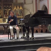 Gregor Bak oefent met Rijswijks koor van Rijswijkers