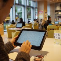 Podium voor lokaal talent en tabletcafé in bibliotheek